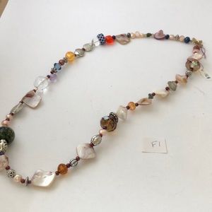 Beaded necklace with Mother of Pearl (F1)